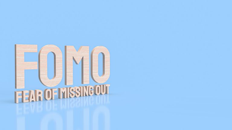 FOMO adalah rasa takut akan ketinggalan momen dan perasaan tidak relevan